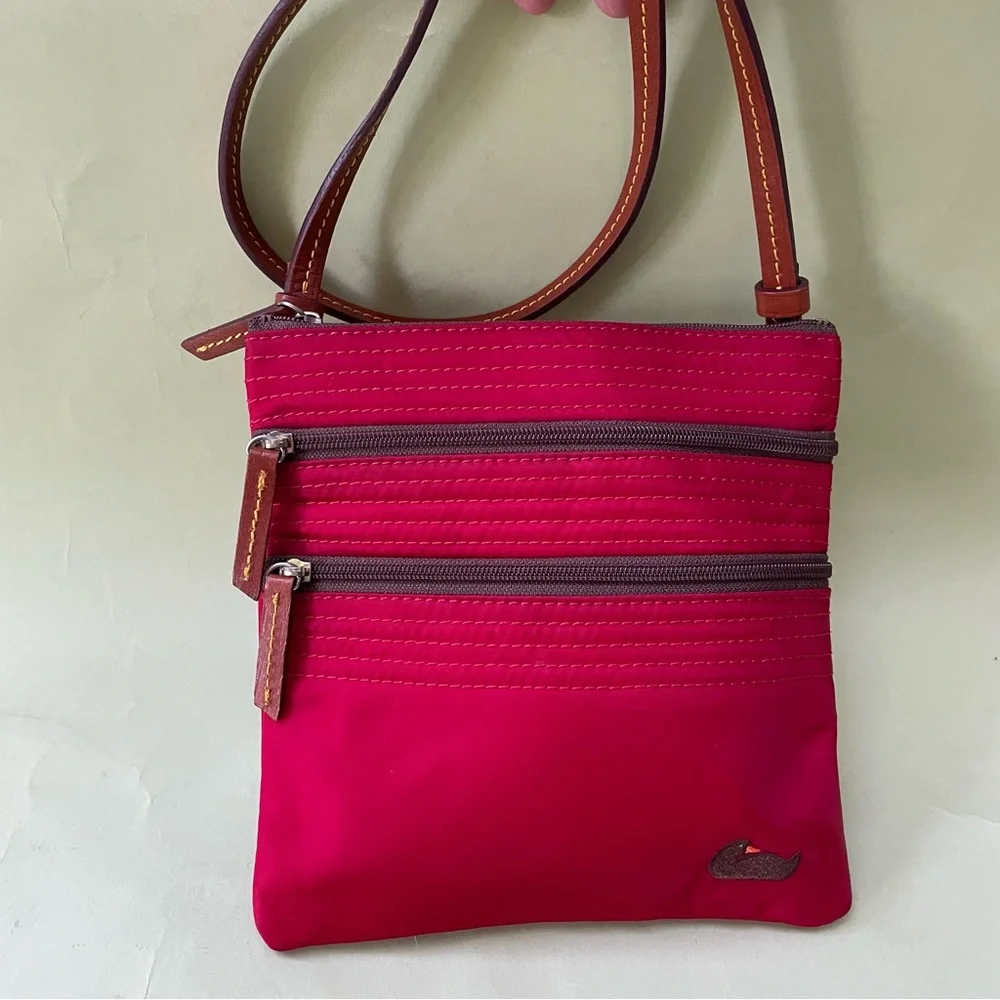 Crimson/brown Dooney & Bourke vinyl/leather crossbody bag - Picture 9 of 12